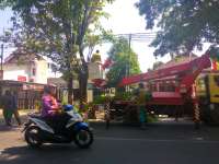 Pelankan Kendaraan Ada Pemangkasan Pohon