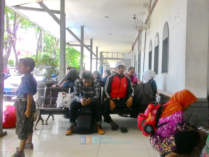 KA Cepu Ekspress Telat Masuk Stasiun Bojonegoro, Penumpang Kesal
