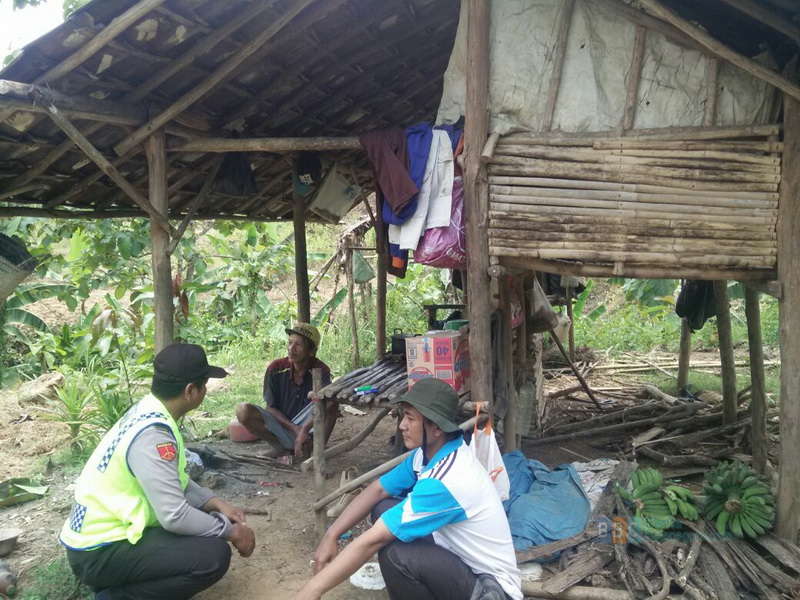 Polsek Kedewan Sambangi Warga yang 2 Tahun Tinggal di Hutan