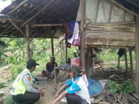 Polsek Kedewan Sambangi Warga yang 2 Tahun Tinggal di Hutan