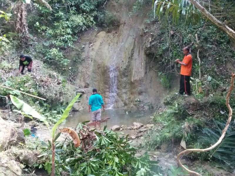 Jelang Haul, Polsek Malo Bantu Warga Bersihkan Makam Syekh Zakaria