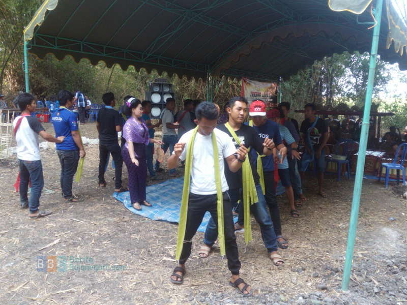 Sedekah Bumi, Masyarakat Desa Begadon Kecamatan Gayam Dihibur Seni Tayub