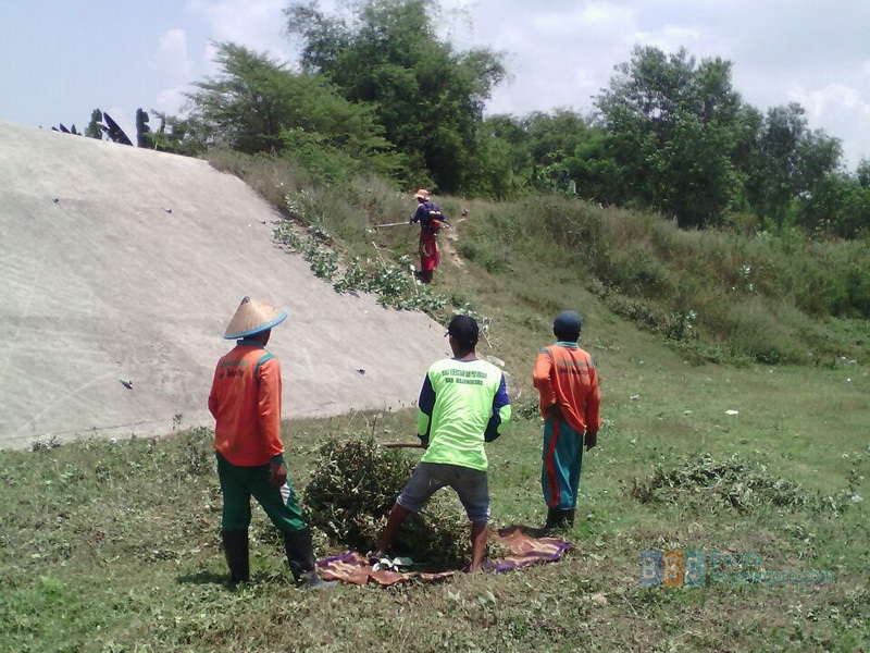 DKP Terjunkan 21 Petugas untuk Bersihkan Kawasan Bendung Gerak