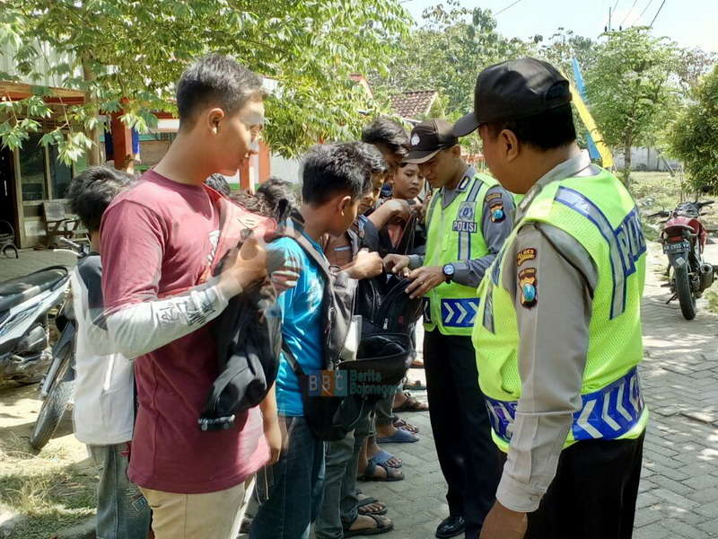 Polsek Kedewan Razia Senjata Tajam Rombongan IKS PI Kera Sakti