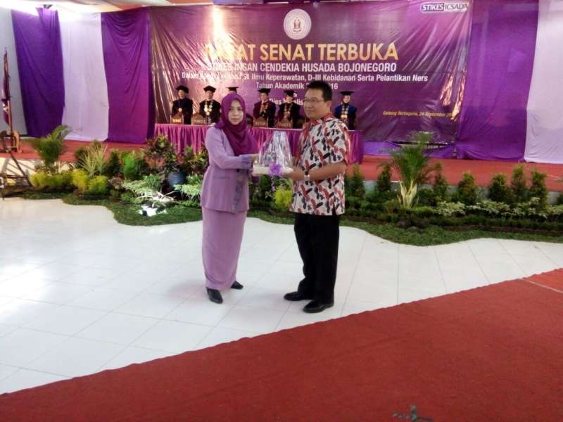 4 Pesan Bupati Suyoto Pada Wisudawan STIKES Icsada