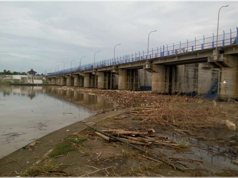 Warga Menyayangkan Banyak Sampah Menggenang di Bendung Gerak