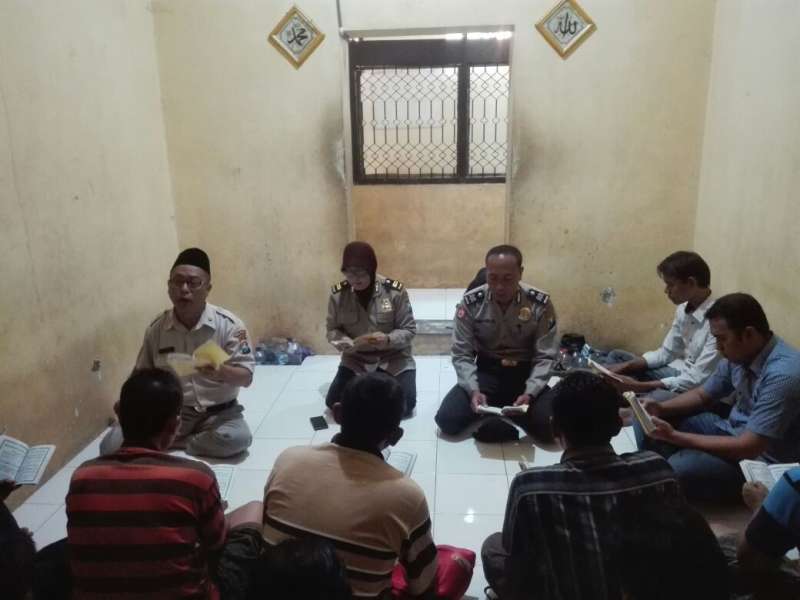 Tahanan Polres Juga Ikut Kegiatan Pos Sholat