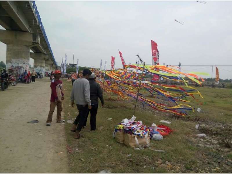 Pedagang Layang-Layang Kebanjiran Pembeli di Bendung Gerak Hari Ini