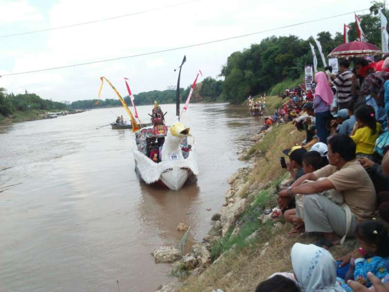 Tiba di TBS, Rombongan Perahu Hias Disambut Antusias Warga