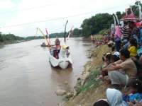 Tiba di TBS, Rombongan Perahu Hias Disambut Antusias Warga