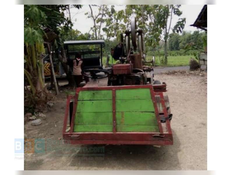 Serkel Berjalan Mundur di Tanjakan, Tabrak Pengendara 