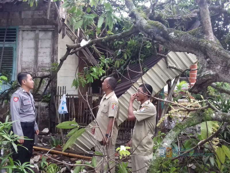 Hujan Lebat Disertai Angin Akibatkan Satu Rumah Rusak di Ngasem