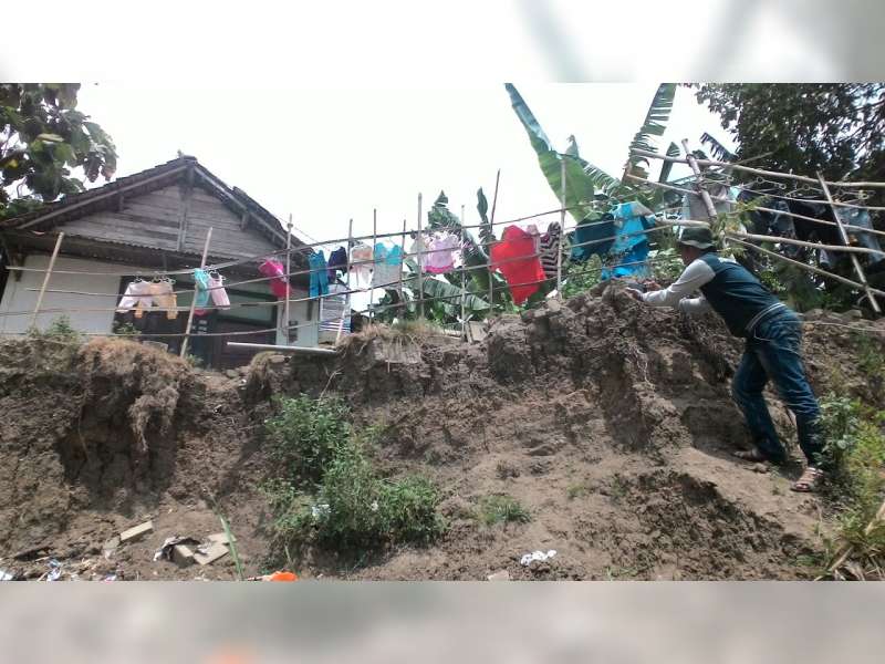 Rumah Mbah Nyono di Banjarsari Longsor Masuk Bengawan Solo