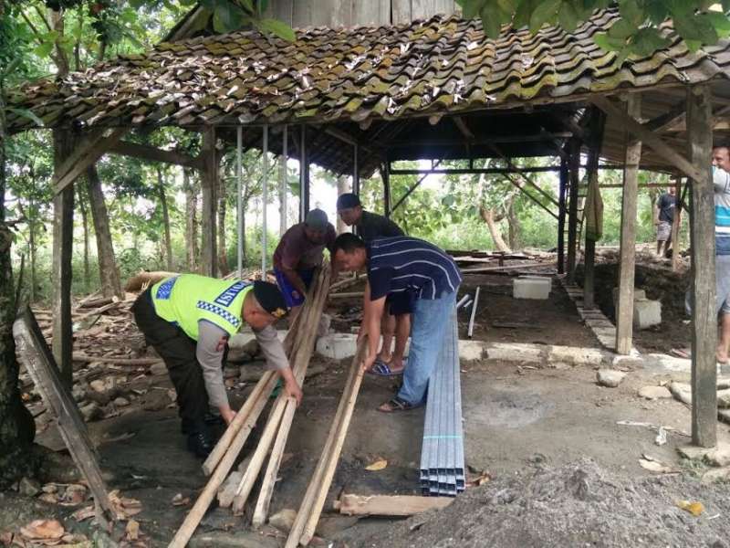 Jalin Kebersamaan, Polsek Kedewan Bantu Warga Dirikan Warung