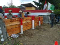 Membuat Pintu Penutup Tanggul Bengawan Solo