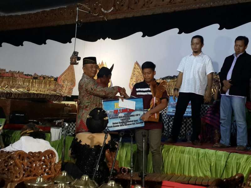 Kapolsek Kasiman Serahkan Hadiah di Acara Pagelaran Wayang Kulit