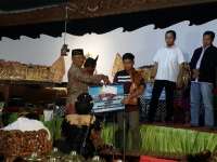Kapolsek Kasiman Serahkan Hadiah di Acara Pagelaran Wayang Kulit