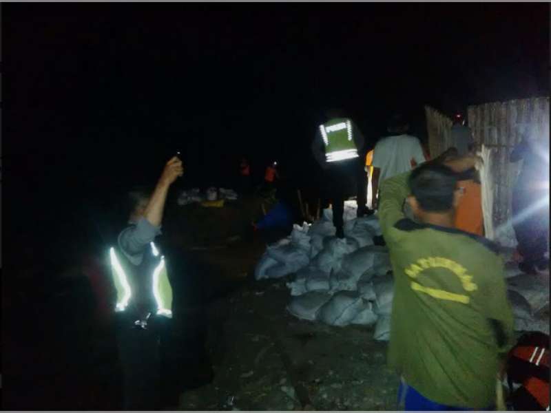 Polisi dan Warga Gotong Royong Perbaiki Tanggul Kaliapur