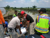 Kapolres Bantu Angkat Karung Pasir