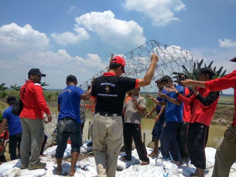 Kapolres Bojonegoro Tinjau Lokasi Tanggul Jebol di Baureno