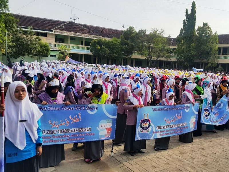 1.700 Santri Ramaikan Pawai Taaruf Tahun Baru Hijriah di Ponpes Al-Rosyid