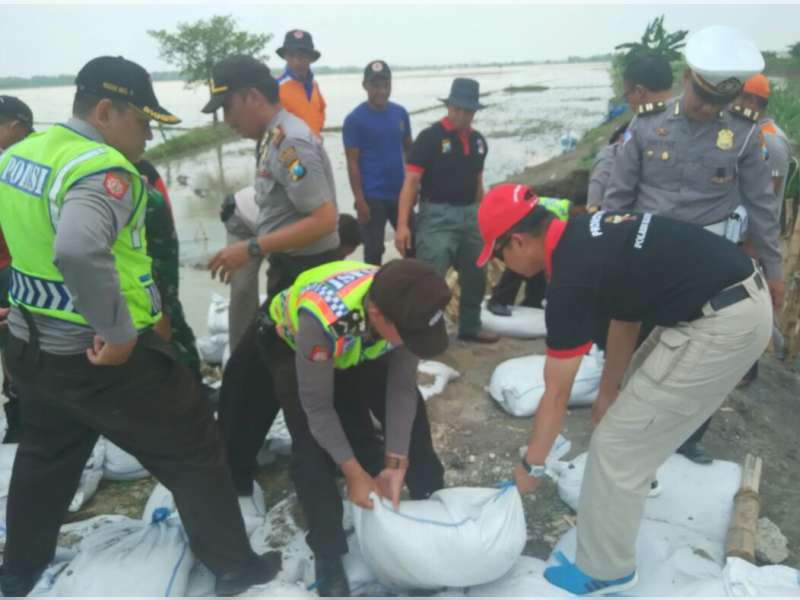 Musim Hujan, Tanggul Kali Apur Jebol Langsung Diperbaiki