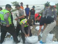 Musim Hujan, Tanggul Kali Apur Jebol Langsung Diperbaiki