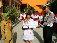 Kemarin, Trofi Juara II Lomba PKS Tingkat Polda Jatim Diserahkan ke SDN 1 Kauman