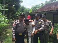 Polsek Malo Bersama Warga Amankan Orang Stres Ngamuk