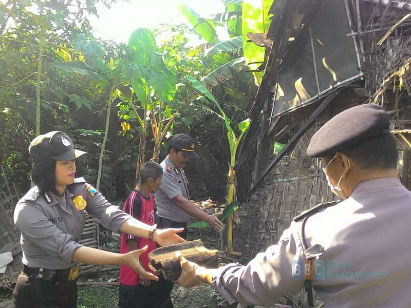 Bedah Rumah Mbah Yahman, Kapolsek Kapas Pimpin Pembongkaran