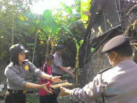 Bedah Rumah Mbah Yahman, Kapolsek Kapas Pimpin Pembongkaran