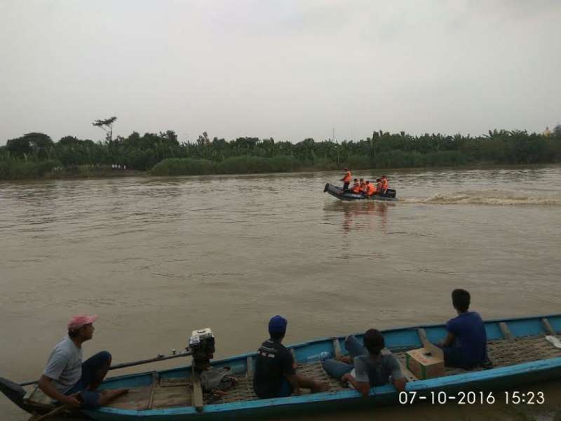 Perahu Bermuatan 25 Santri Langitan Terguling di Bengawan Solo