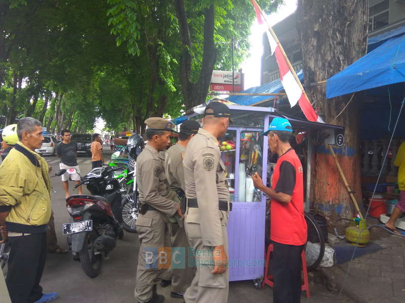 Satpol PP Tertibkan Puluhan PKL Sekitar Alun-Alun Bojonegoro