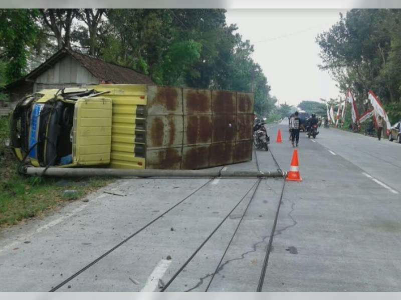 Sopir Ngantuk, Mobil Box Terguling di Padangan