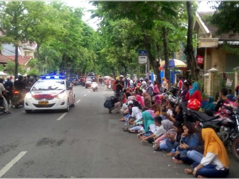 Ribuan Warga Padati Rute Pawai Budaya Tingkat SMA/ Umum