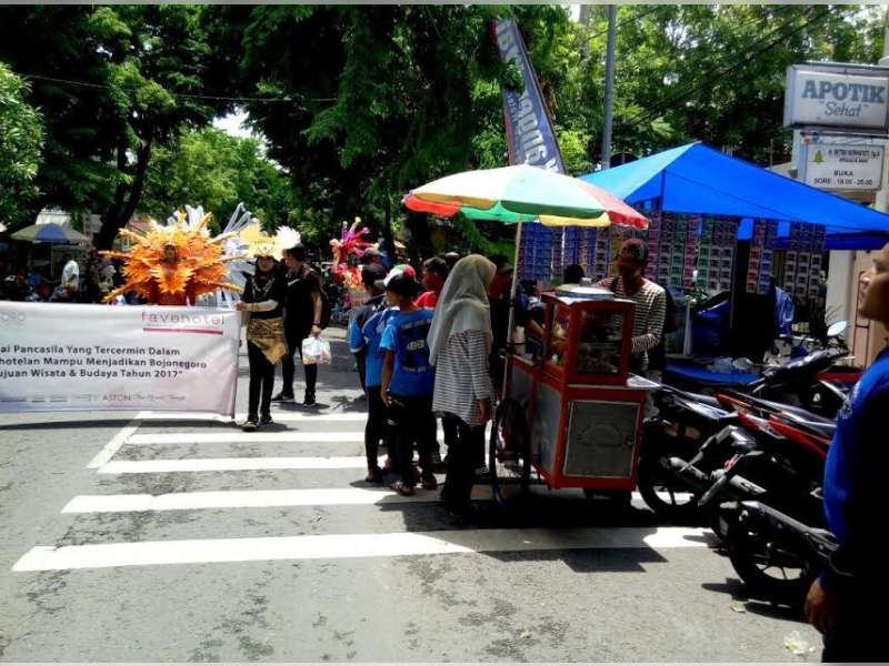 Penjual Pentol Cepat Habis Dagangannya di Pawai Budaya