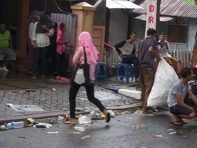 Usai Pawai Sampah Menumpuk, Berkah Bagi Pemulung