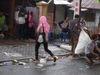 Usai Pawai Sampah Menumpuk, Berkah Bagi Pemulung