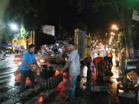 Bersih-Bersih Sampah Sisa Pawai