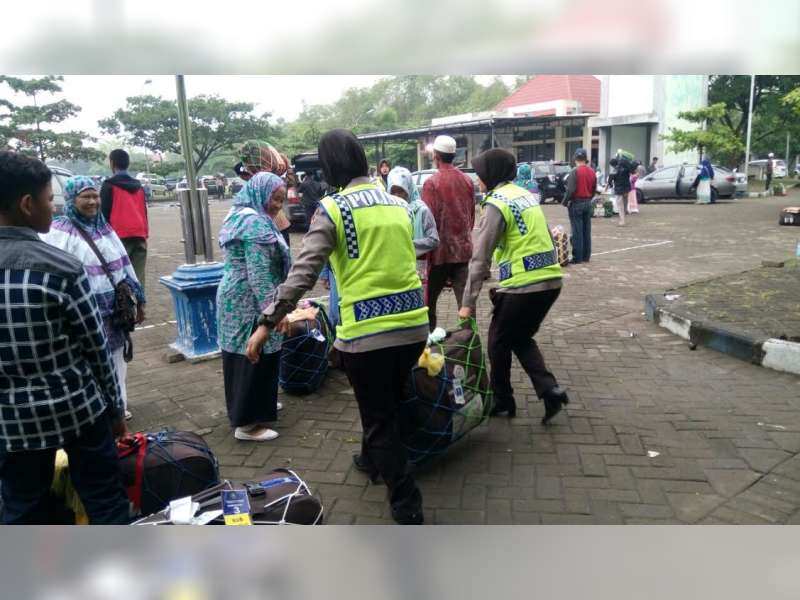 Polres Bojonegoro Amankan Kedatangan Jamaah Haji Kloter 50