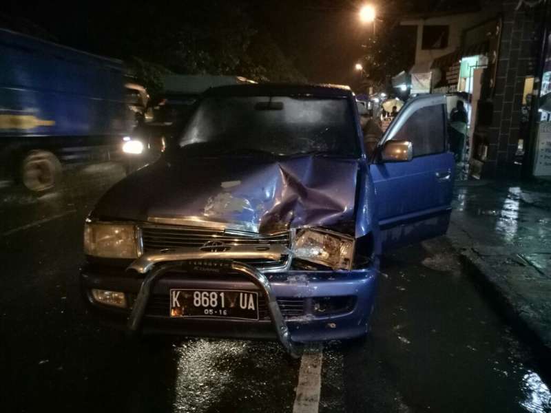 Ceroboh Mendahului, Toyota Kijang Tabrak Sepeda motor