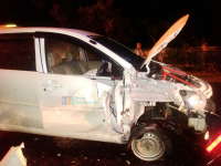 Lepas Kendali, Xenia Hantam Truk Bak Terbuka