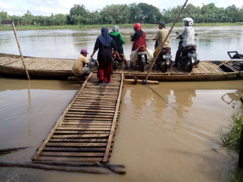 Air Bengawan Naik, Awak Perahu Berhati-Hati Menyeberangkan Penumpang