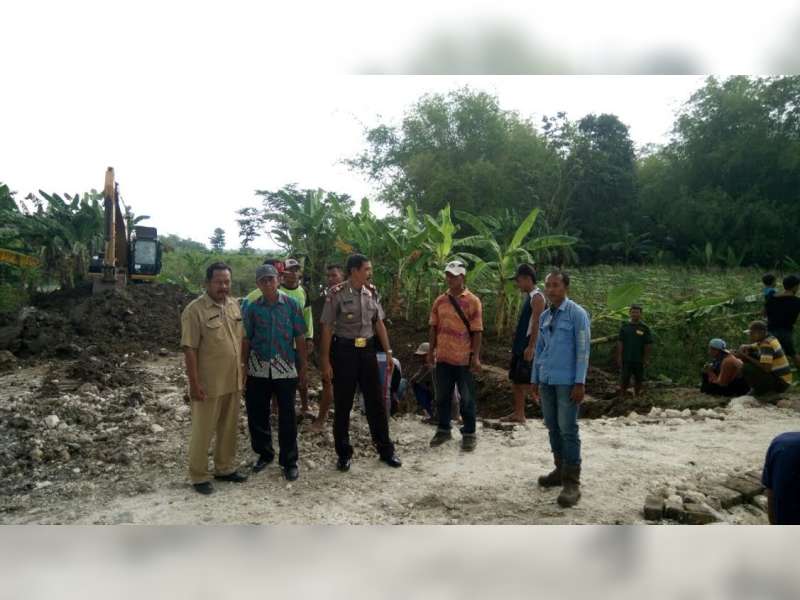 Polsek Balen Bantu Warga Pilanggede Buat Sodetan