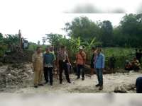 Polsek Balen Bantu Warga Pilanggede Buat Sodetan