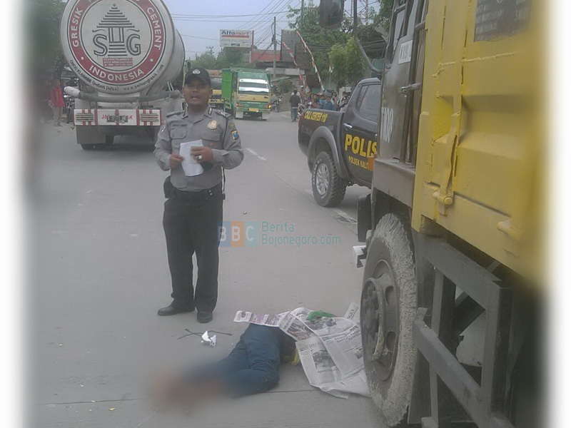 Bapak Anak Boncengan Tabrak Truk di Panjunan, Si Bapak Meninggal di Lokasi