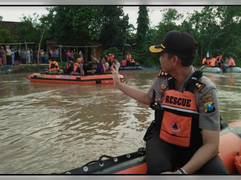 Bersama Bupati, Kapolres Bojonegoro Patroli Susuri Bengawan Solo Hingga Kanor