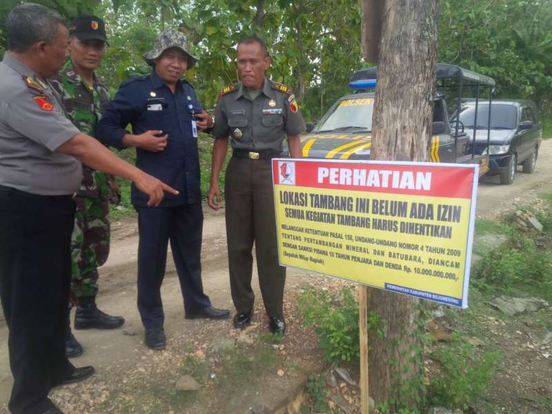 Di Kasiman, Polisi dan Tim Kabupaten Pasang Papan Penutupan Tambang