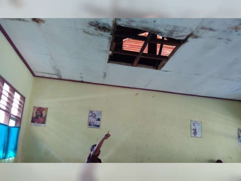 Ruangan Guru SMP Negeri 1 Gayam Rusak Berat