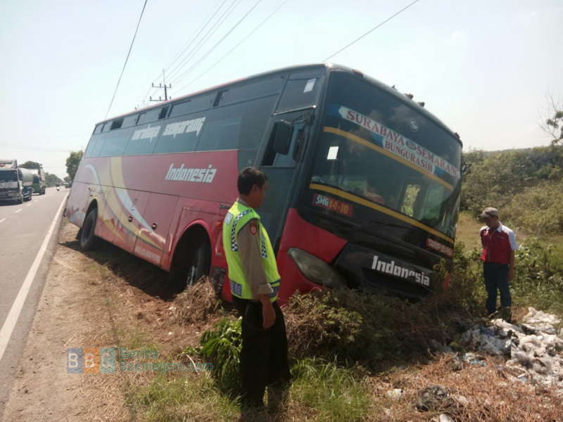Maksud Hati Menyalip dari Kiri, Bus Indonesia Malah Terperosok ke Bahu Jalan